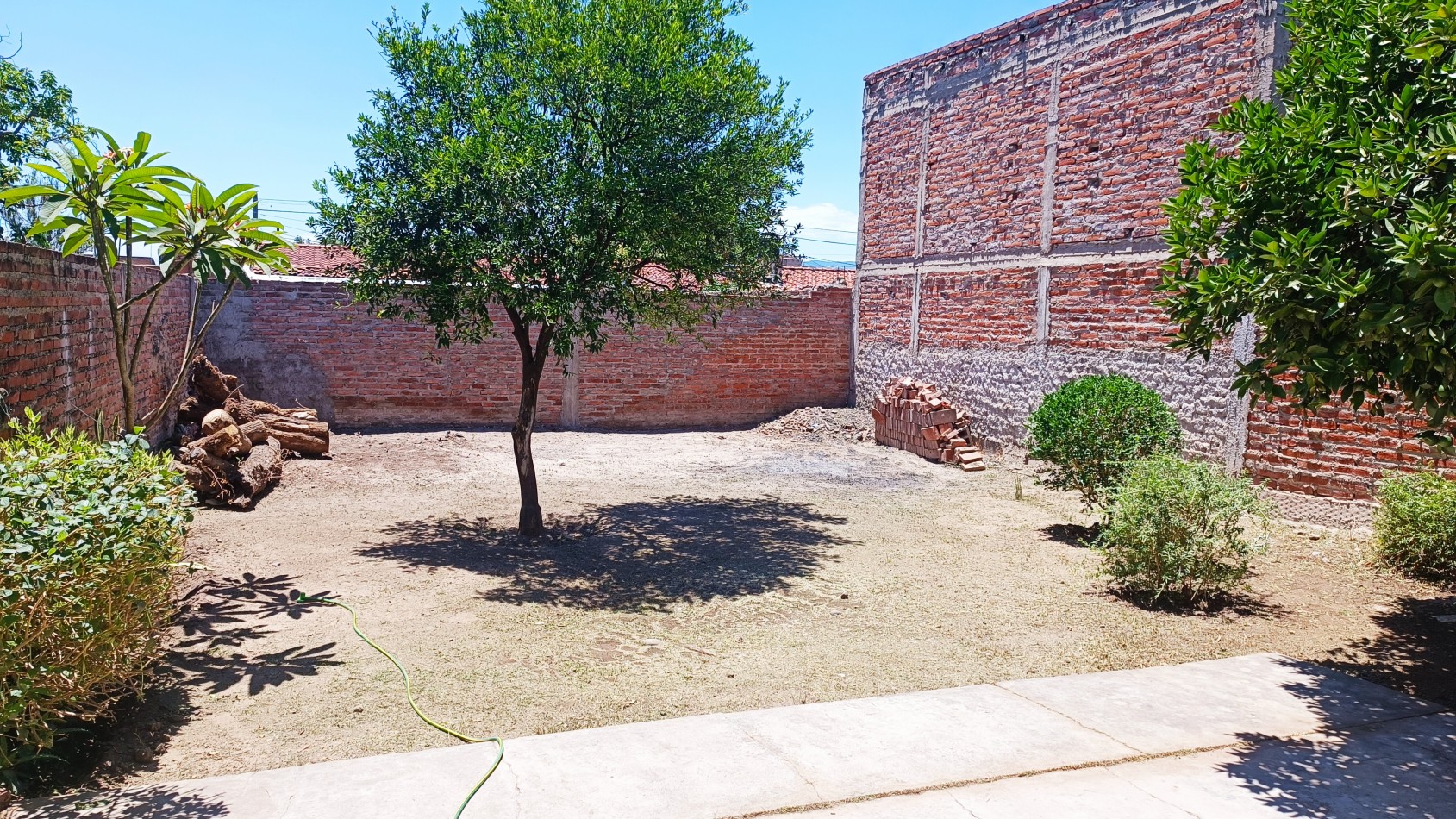 GRAL GUEMES:  BARRIO COOPERATIVA ,CASA FRENTE A PLAZA