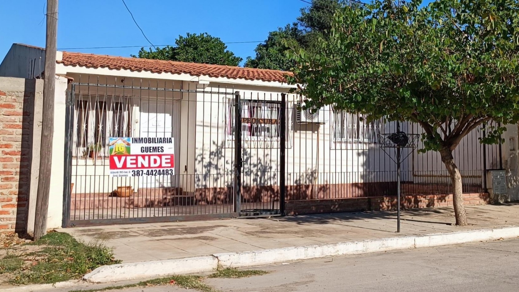 GRAL GUEMES:  BARRIO COOPERATIVA ,CASA FRENTE A PLAZA